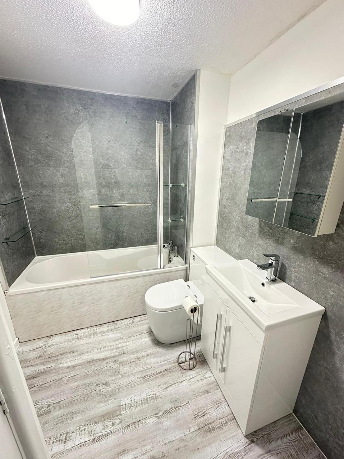 Lovely 2 Dbl Bed Apartment Near Heaton Park And North Manchester Hospital With Parking 외부 사진